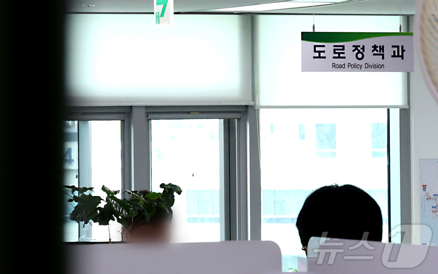 (세종=뉴스1) 김기남 기자 = 경기남부경찰청 반부패·경제범죄수사대가 16일 오전 '양평고속도로 특혜 의혹'과 관련, 세종시 정부세종청사 국토교통부 도로정책과에서 압수수색을 하고 …