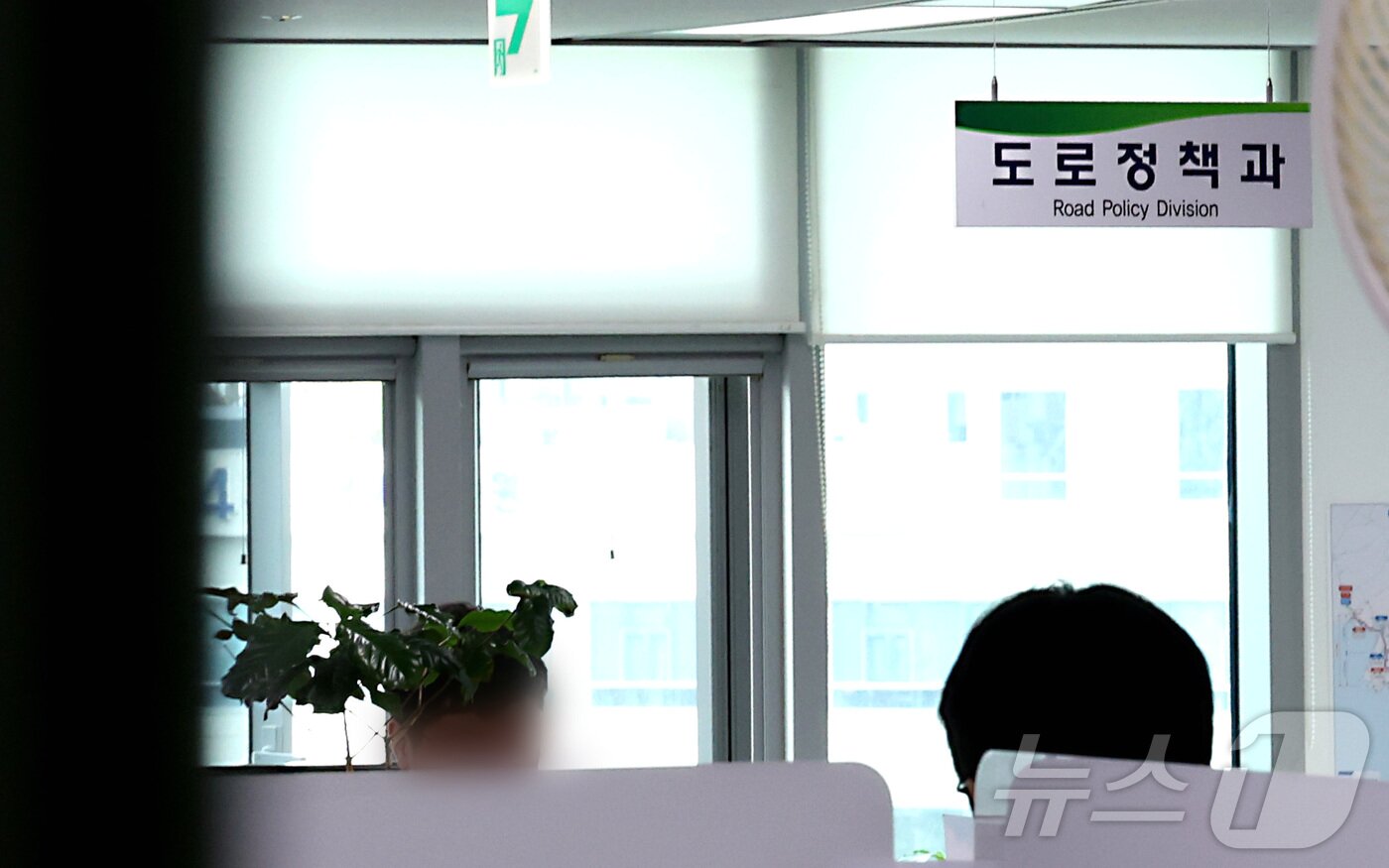 본문 이미지 - 경기남부경찰청 반부패·경제범죄수사대가 16일 오전 &#39;양평고속도로 특혜 의혹&#39;과 관련, 세종시 정부세종청사 국토교통부 도로정책과에서 압수수색을 하고 있다. 2025.5.16/뉴스1 ⓒ News1 김기남 기자