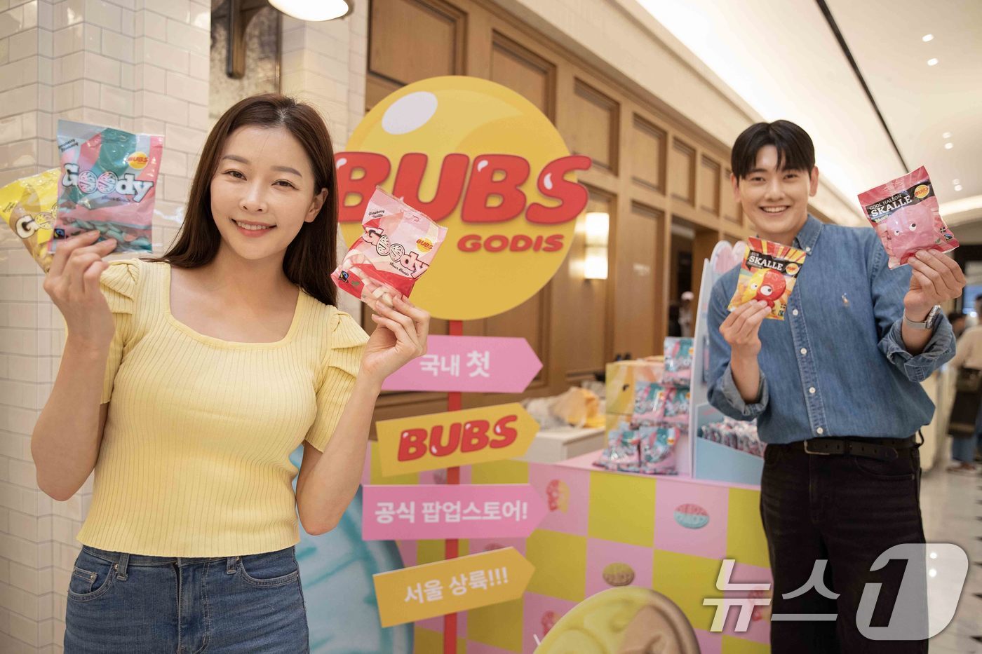 (서울=뉴스1) = 신세계백화점이 전 세계 30개국에서 사랑받는 스웨덴 오리지널 젤리 브랜드 '법스(BUBS)'의 국내 첫 팝업스토어를 강남점에서 선보인다고 16일 밝혔다.서울 서 …