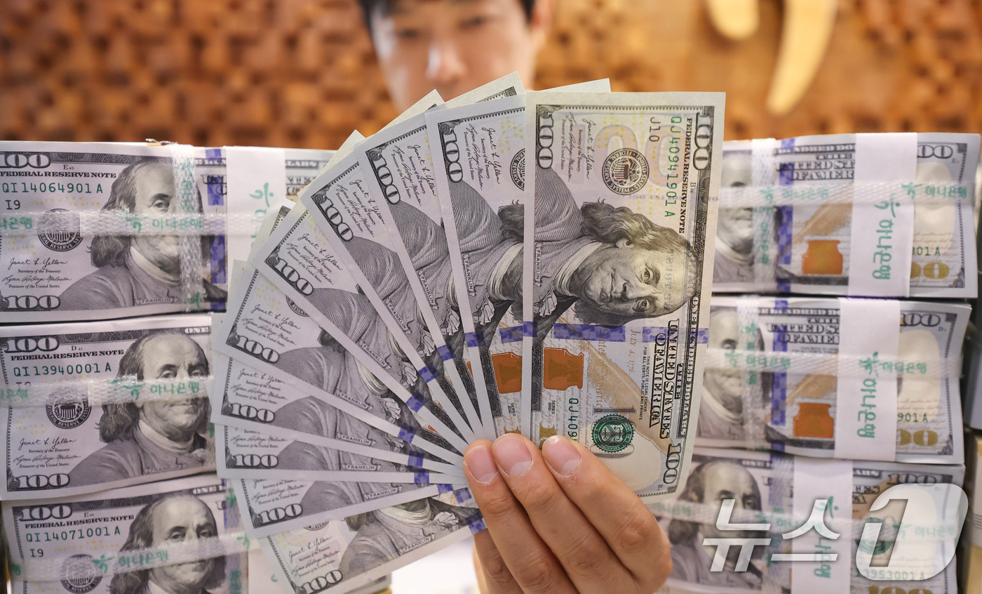 (서울=뉴스1) 허경 기자 = 원·달러 환율은 1390원대 흐름을 지속할 것으로 전망되는 16일 서울 중구 하나은행 위변조대응센터에서 관계자가 달러화를 정리하고 있다.한국과 미국의 …