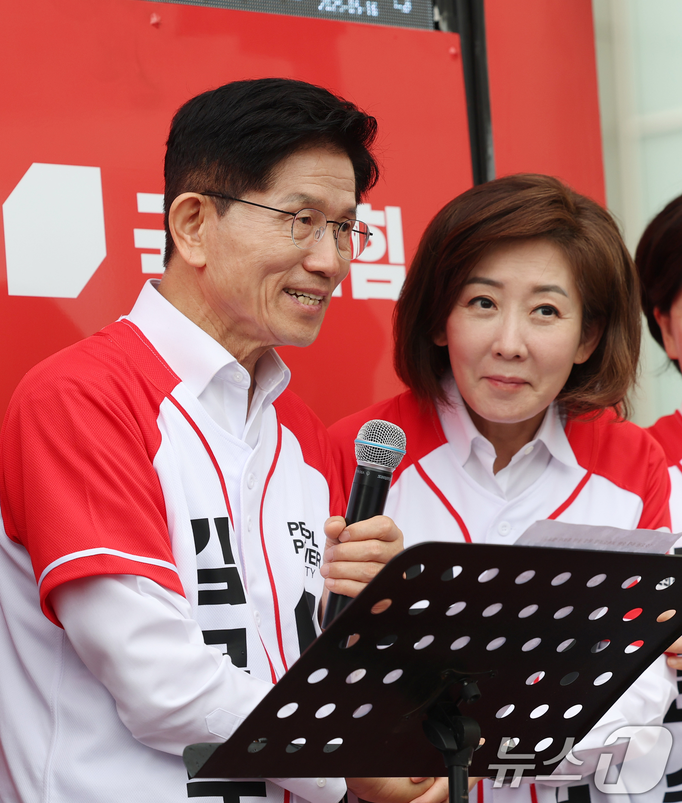 (화성=뉴스1) 김영운 기자 = 나경원 국민의힘 의원이 16일 오전 경기 화성시 동탄역에서 열린 김문수 국민의힘 대통령 후보의 유세에 참석해 있다. 2025.5.16/뉴스1