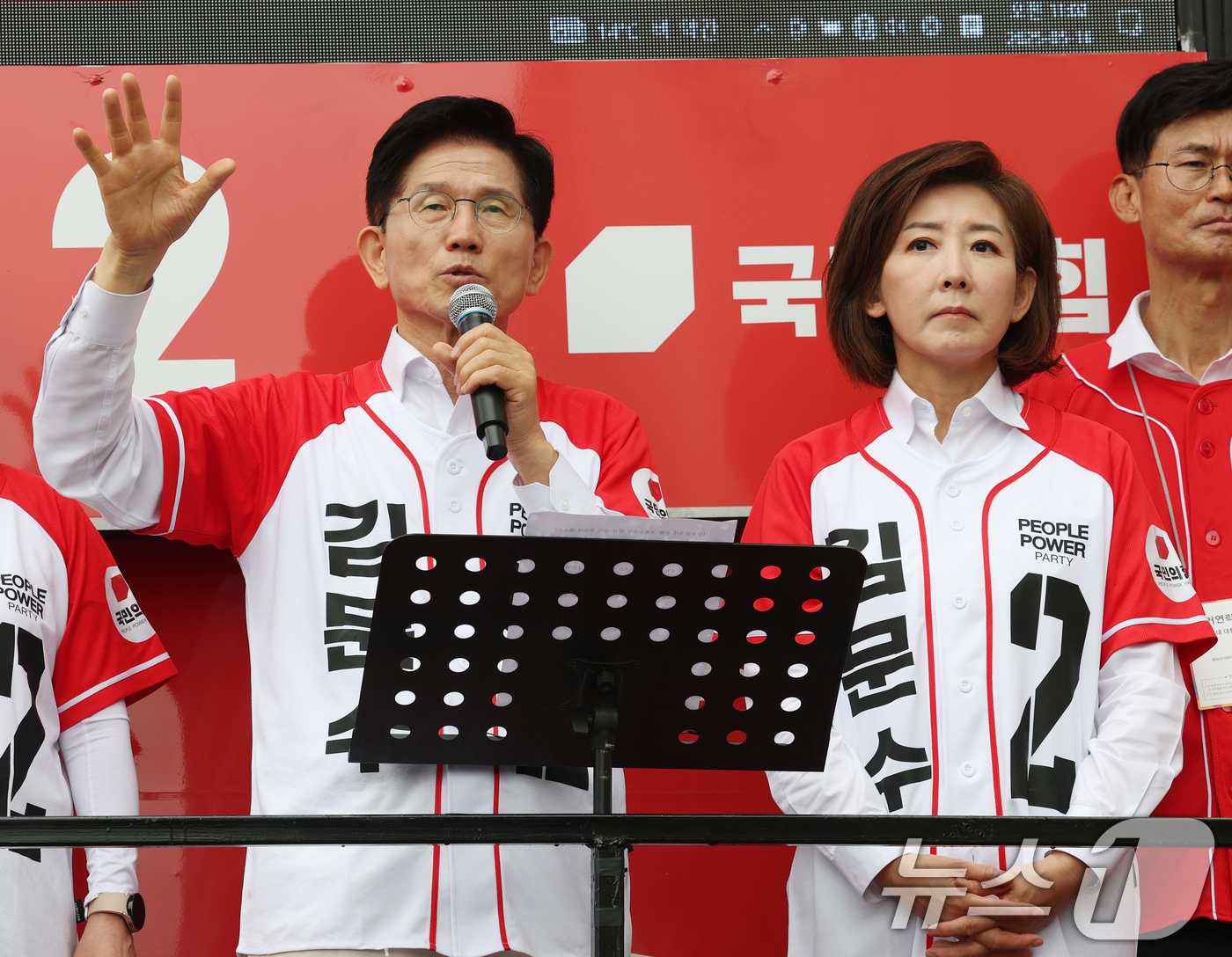 (화성=뉴스1) 김영운 기자 = 나경원 국민의힘 의원이 16일 오전 경기 화성시 동탄역에서 열린 김문수 국민의힘 대통령 후보의 유세에 참석해 있다. 2025.5.16/뉴스1