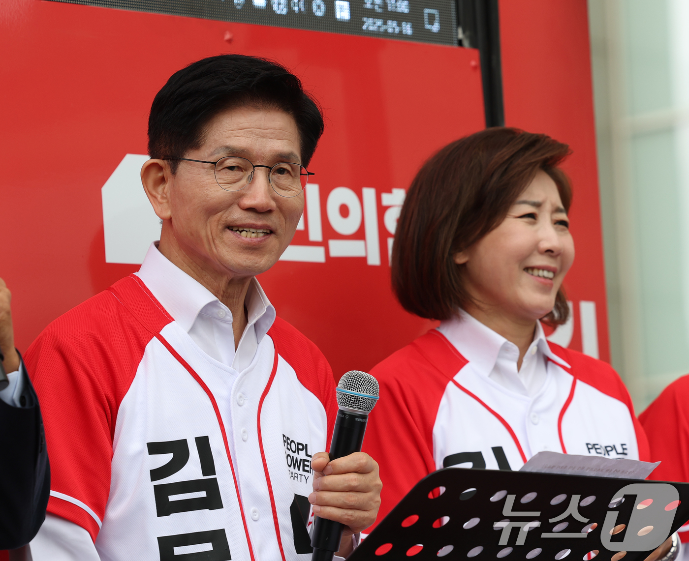 (화성=뉴스1) 김영운 기자 = 나경원 국민의힘 의원이 16일 오전 경기 화성시 동탄역에서 열린 김문수 국민의힘 대통령 후보의 유세에 참석해 있다. 2025.5.16/뉴스1