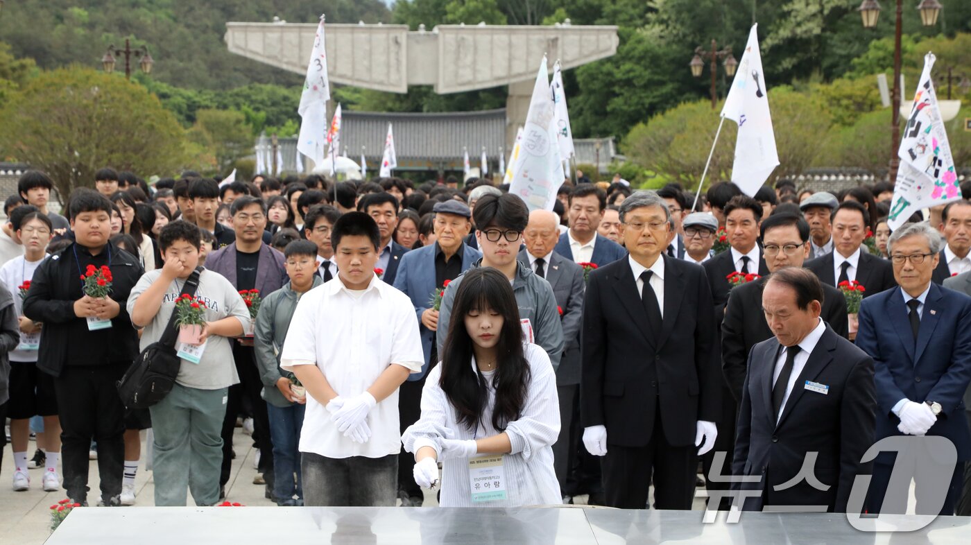 본문 이미지 - 제45주년 5·18민주화운동 기념일을 이틀 앞둔 16일 광주 북구 운정동 국립 5·18민주묘지에서 &#39;오월의 꽃이 피었습니다&#39; 행사가 진행된 가운데 학생대표 유아람 학생이 분향하고 있다. 이번 행사는 5·18기념재단이 주관하고 공법 3단체&#40;유족회·공로자회·부상자회&#41;, 광주전남김대중재단, 함께하는 시민들이 참여한다. 광주·전남 지역 학생 518명이 민주묘지에 카네이션을 헌화했다. 2025.5.16/뉴스1 ⓒ News1 이수민 기자