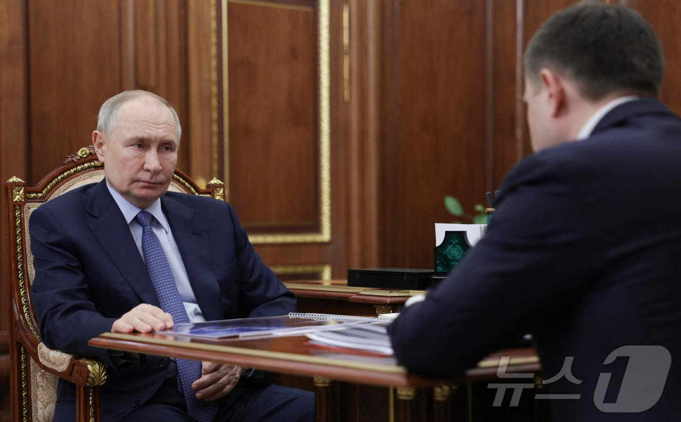 (모스크바 AFP=뉴스1) 우동명 기자 = 블라디미르 푸틴 러시아 대통령이 15일(현지시간) 모스크바 크렘린 궁에서 표트르 프라트코프 PSB CEO와 만나고 있다. 2025.05. …