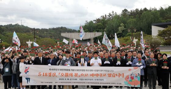 굵은 빗줄기 뚫고…5·18 민주묘지 참배 행렬 이어져(종합)