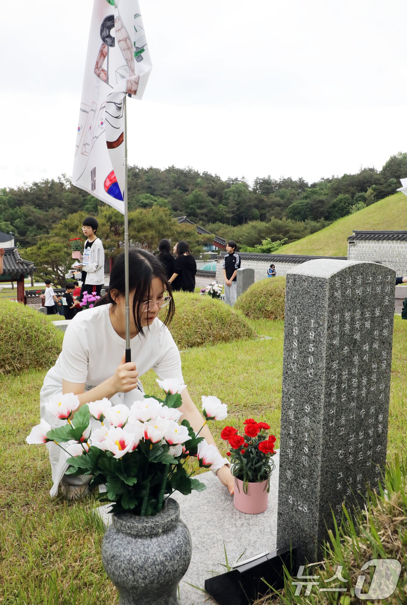 본문 이미지 - 제45주년 5·18민주화운동 기념일을 이틀 앞둔 16일 광주 북구 운정동 국립 5·18민주묘지에서 '오월의 꽃이 피었습니다' 행사가 진행되고 있다. 2025.5.16/뉴스1 ⓒ News1 이수민 기자