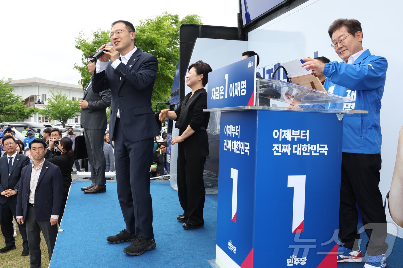 본문 이미지 - 무소속 김상욱 의원이 16일 오전 전북 익산시 익산역 동부광장에서 열린 이재명 더불어민주당 대통령 후보 유세장을 찾아 발언을 하고 있다. &#40;공동취재&#41; 2025.5.16/뉴스1 ⓒ News1 이재명 기자