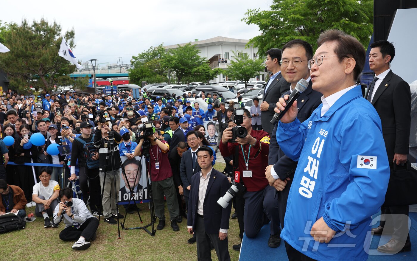 본문 이미지 - 이재명 더불어민주당 대통령 후보가 16일 오전 전북 익산시 익산역 동부광장에서 무소속 김상욱 의원과 함께 유세하고 있다. &#40;공동취재&#41; 2025.5.16/뉴스1 ⓒ News1 이재명 기자