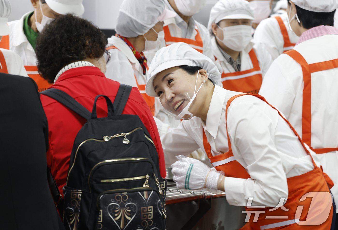 (광주=뉴스1) 김태성 기자 = 이재명 더불어민주당 대통령 후보 부인인 김혜경 여사가 16일 광주 북구 효령동 효령노인복지타운을 방문해 음식을 나누는 배식봉사를 하고 있다. 202 …