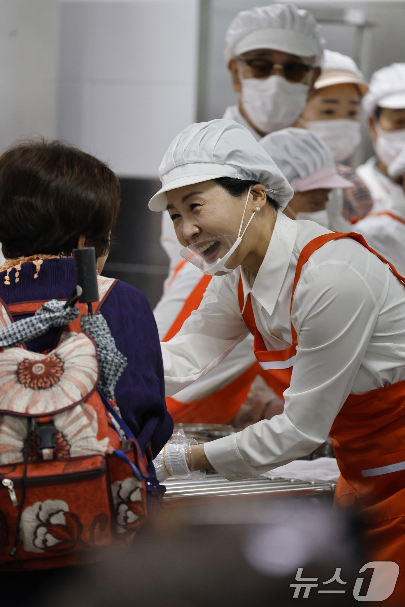 (광주=뉴스1) 김태성 기자 = 이재명 더불어민주당 대통령 후보 부인인 김혜경 여사가 16일 광주 북구 효령동 효령노인복지타운을 방문해 음식을 나누는 배식봉사를 하고 있다. 202 …