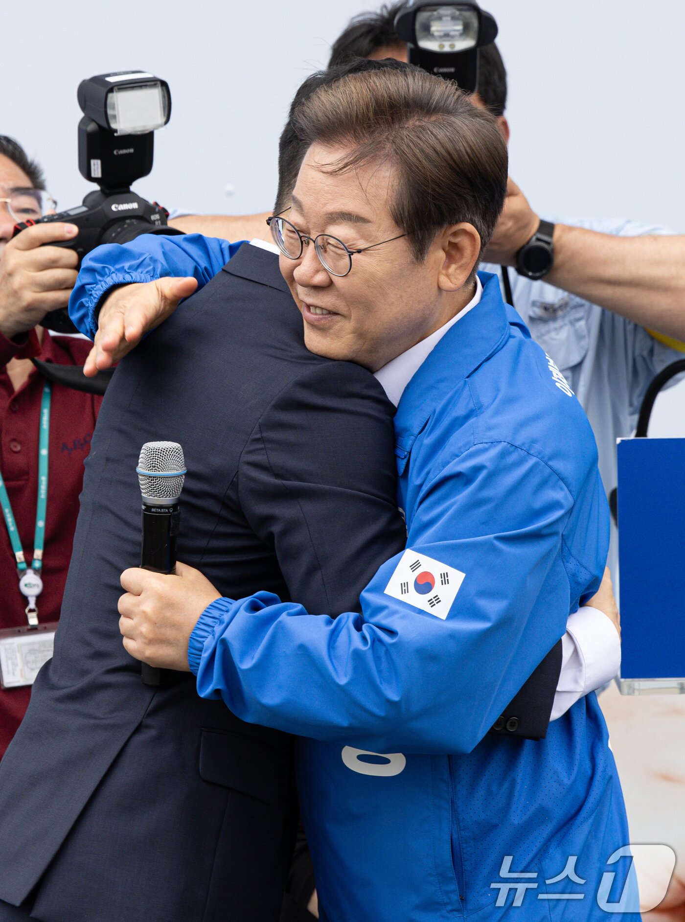 본문 이미지 - 이재명 더불어민주당 대통령 후보가 16일 오전 전북 익산시 익산역 동부광장에서 김상욱 무소속 의원과 포옹을 나누고 있다. 2025.5.16/뉴스1 ⓒ News1 이재명 기자