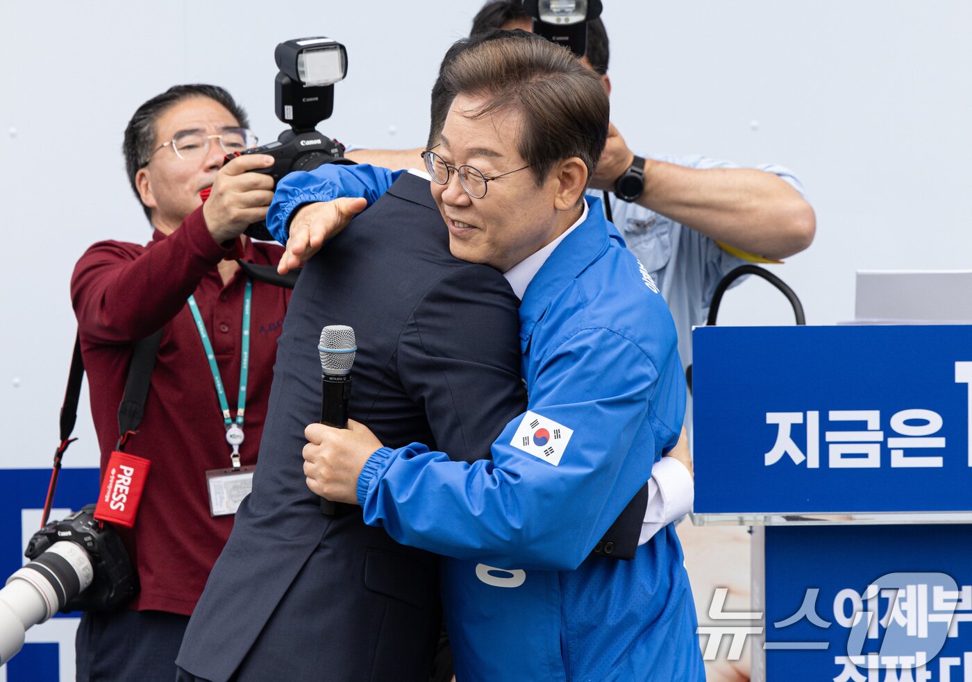 본문 이미지 - 이재명 더불어민주당 대통령 후보가 16일 오전 전북 익산시 익산역 동부광장에서 김상욱 무소속 의원과 포옹을 나누고 있다. 2025.5.16/뉴스1 ⓒ News1 이재명 기자