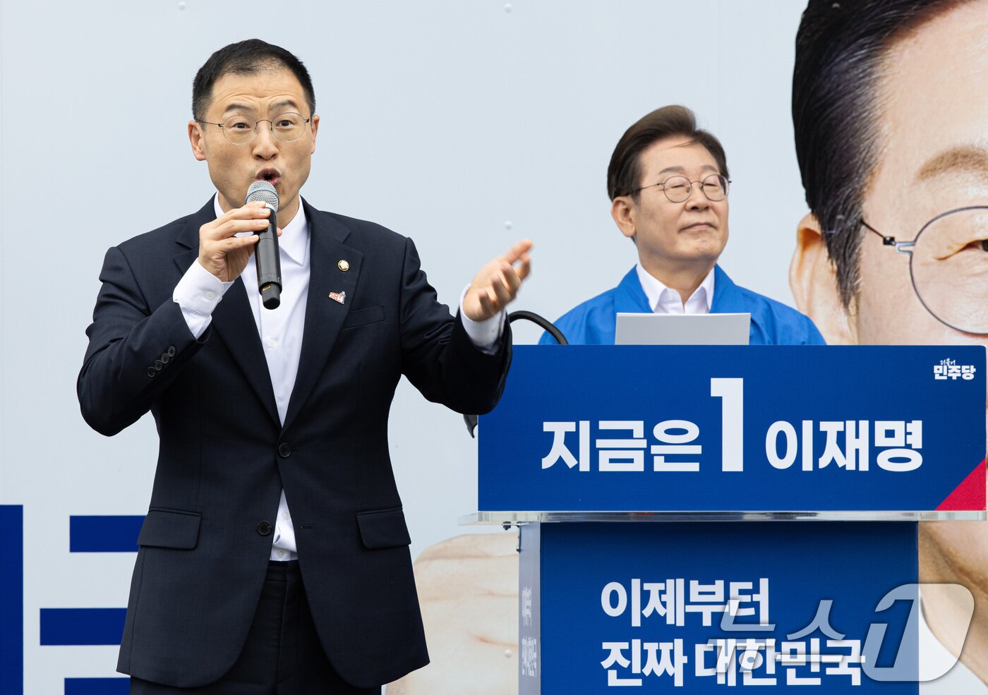 본문 이미지 - 김상욱 무소속 의원이 16일 오전 전북 익산시 익산역 동부광장에서 이재명 더불어민주당 대통령 후보 지지 연설을 하고 있다. 2025.5.16/뉴스1 ⓒ News1 이재명 기자