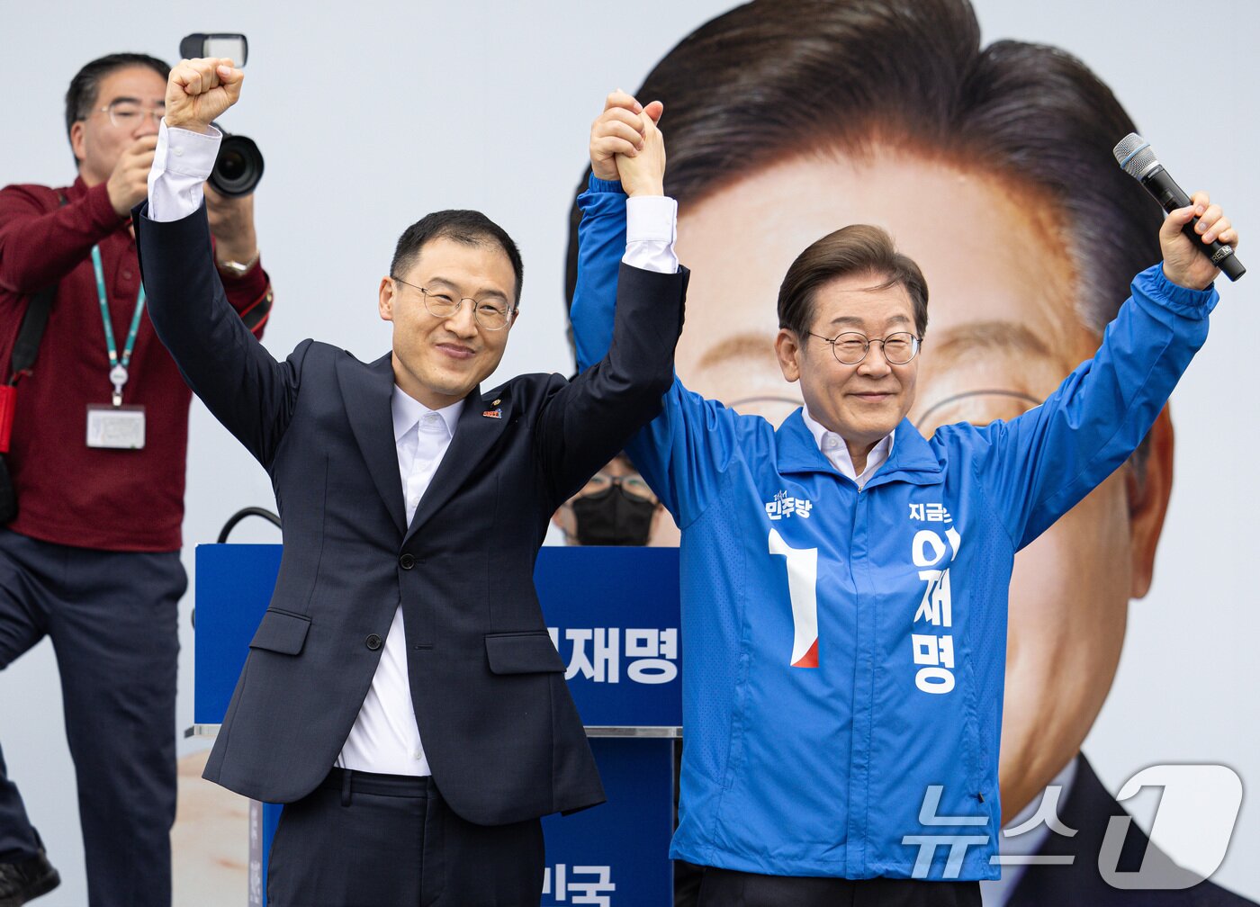 본문 이미지 - 이재명 더불어민주당 대통령 후보가 16일 오전 전북 익산시 익산역 동부광장에서 김상욱 무소속 의원과 손을 맞잡아 올리고 있다. 2025.5.16/뉴스1 ⓒ News1 이재명 기자