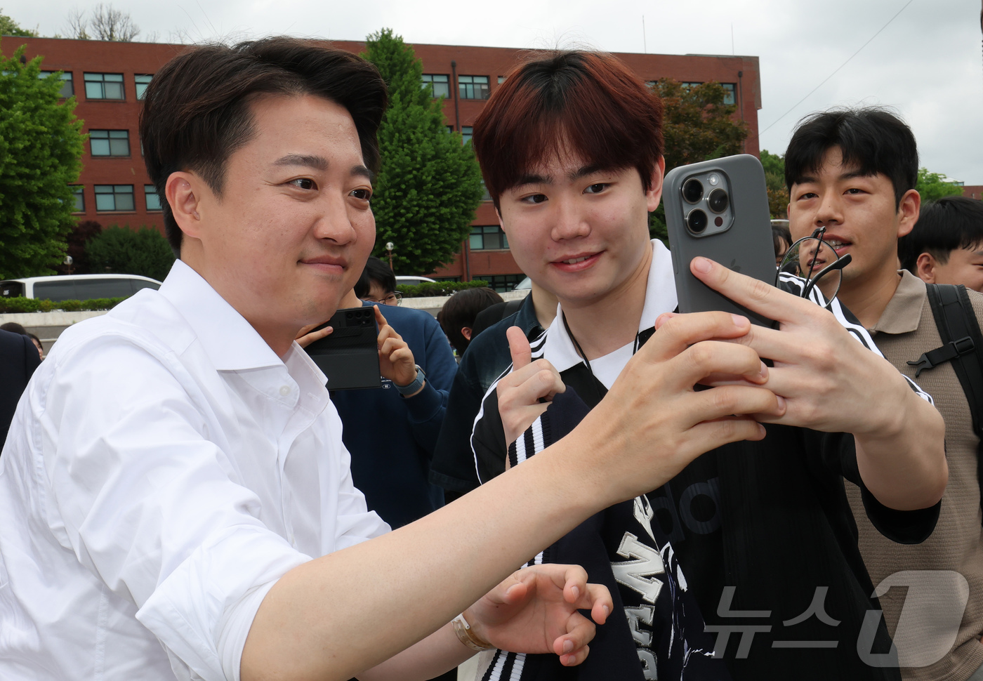 (천안=뉴스1) 김기태 기자 = 이준석 개혁신당 대통령 후보가 16일 충남 단국대학교 천안캠퍼스 학생식당에서  '학식먹자 이준석'에 앞서 학생들과 셀피 촬영을 하고  있다. 202 …