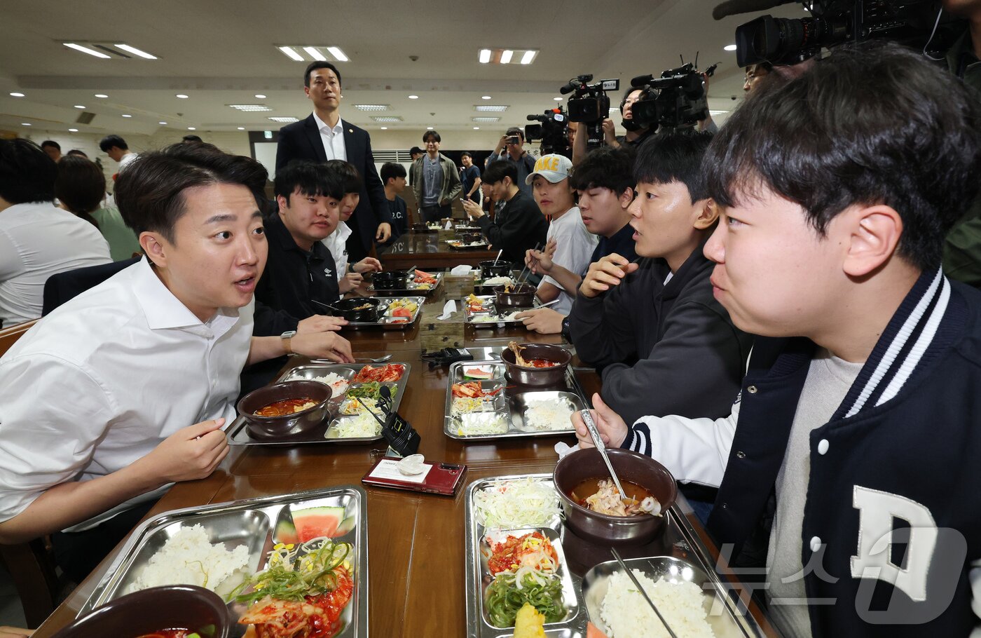 본문 이미지 - 이준석 개혁신당 대통령 후보가 16일 충남 단국대학교 천안캠퍼스 학생식당에서 &#39;학식먹자 이준석&#39;을 진행하고 있다. 2025.5.16/뉴스1 ⓒ News1 김기태 기자