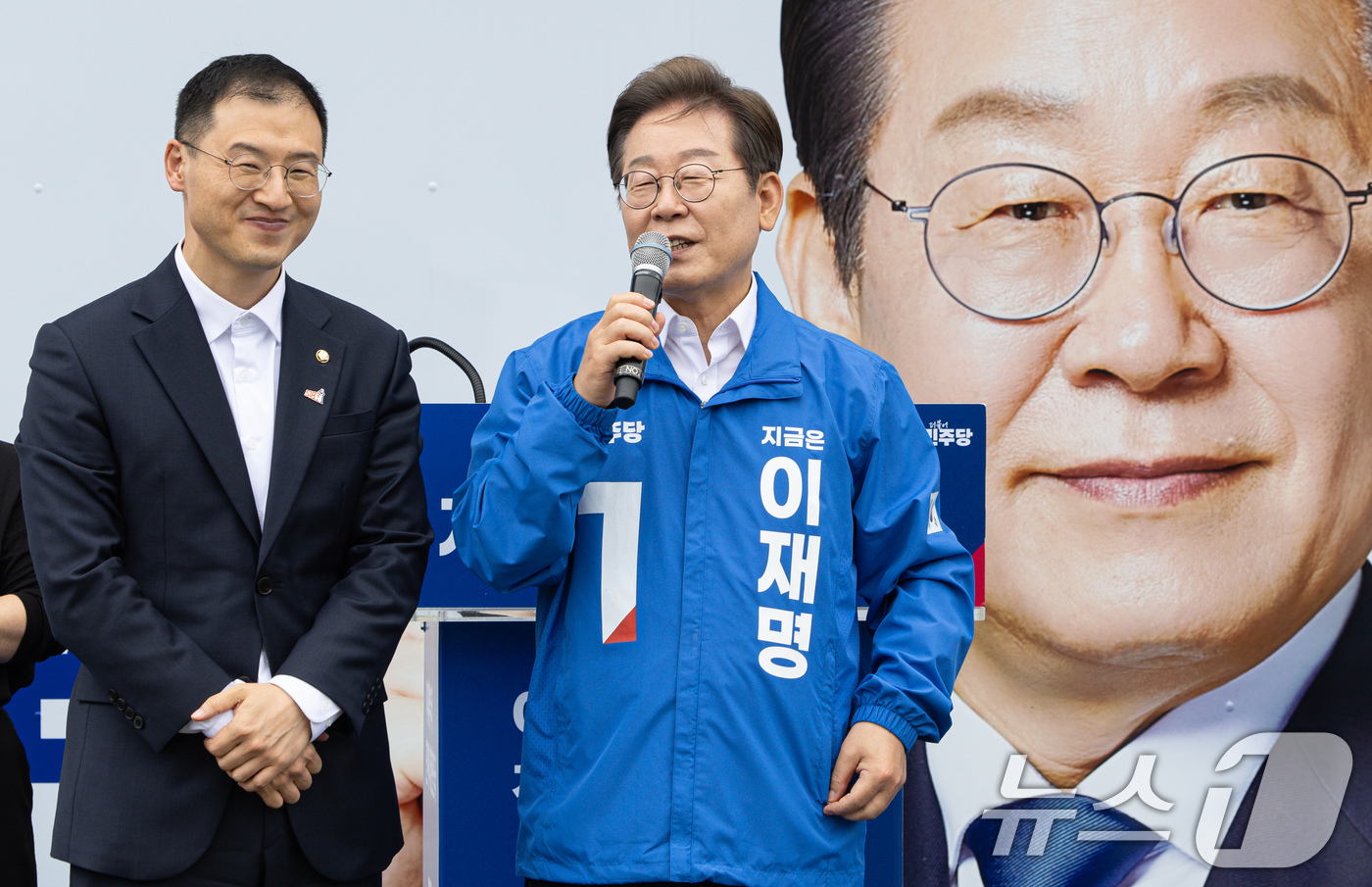 (익산=뉴스1) 이재명 기자 = 이재명 더불어민주당 대통령 후보가 16일 오전 전북 익산시 익산역 동부광장에서 김상욱 무소속 의원을 지지자들에게 소개하고 있다. 2025.5.16/ …