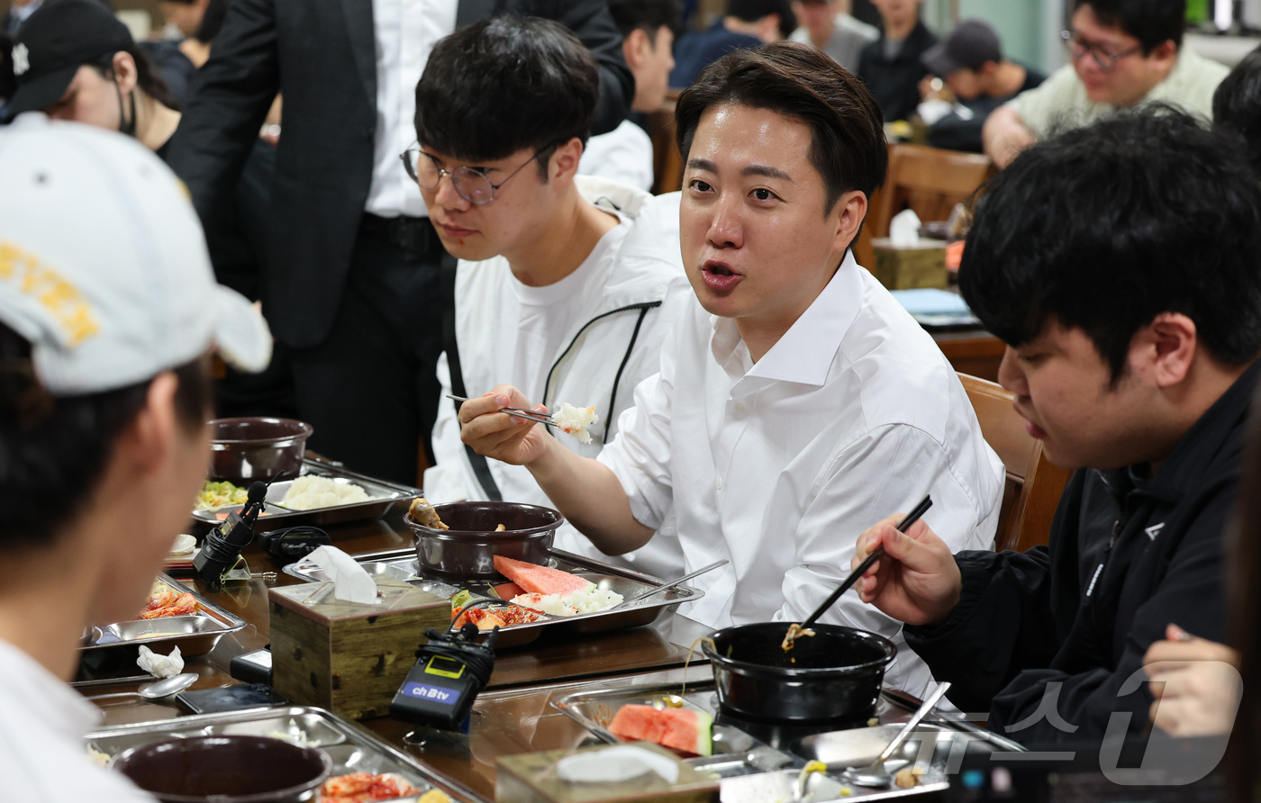 (천안=뉴스1) 김기태 기자 = 이준석 개혁신당 대통령 후보가 16일 충남 단국대학교 천안캠퍼스 학생식당에서  '학식먹자 이준석'을 진행하고 있다. 2025.5.16/뉴스1