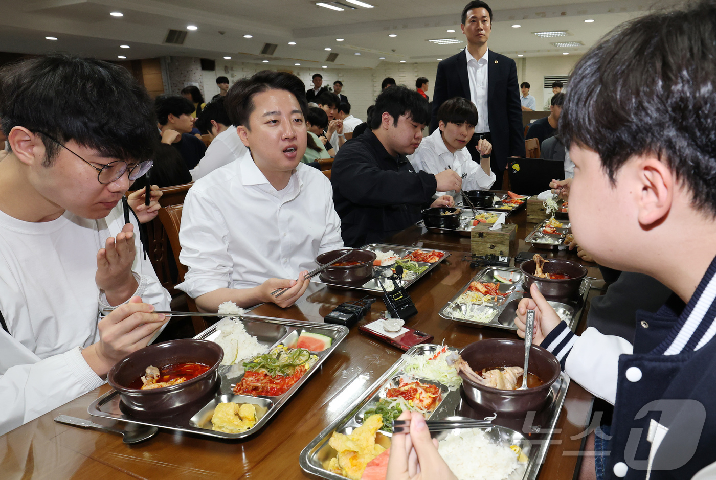 (천안=뉴스1) 김기태 기자 = 이준석 개혁신당 대통령 후보가 16일 충남 단국대학교 천안캠퍼스 학생식당에서  '학식먹자 이준석'을 진행하고 있다. 2025.5.16/뉴스1
