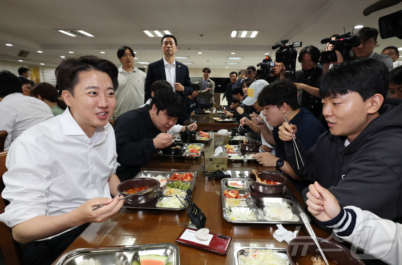 (천안=뉴스1) 김기태 기자 = 이준석 개혁신당 대통령 후보가 16일 충남 단국대학교 천안캠퍼스 학생식당에서  '학식먹자 이준석'에 앞서 취재진 질문에 답하고 있다. 2025.5. …