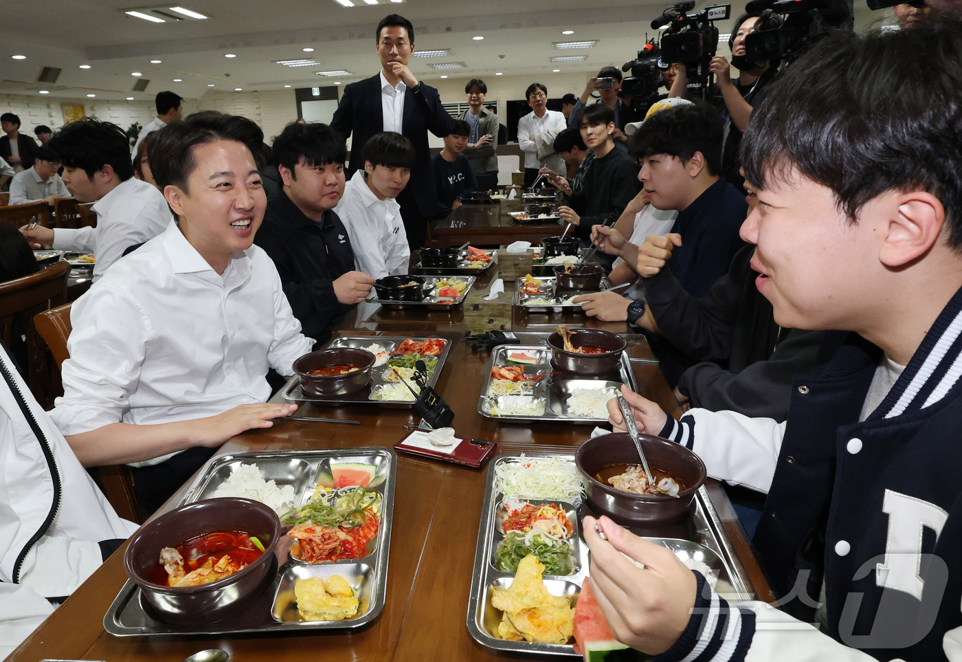 (천안=뉴스1) 김기태 기자 = 이준석 개혁신당 대통령 후보가 16일 충남 단국대학교 천안캠퍼스 학생식당에서 '학식먹자 이준석'을 진행하고 있다. 2025.5.16/뉴스1