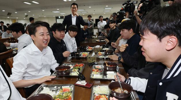 천안 단국대 학생들과 '화기애애'