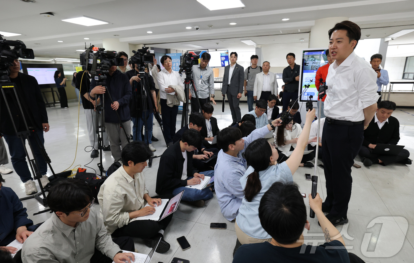 (천안=뉴스1) 김기태 기자 = 이준석 개혁신당 대통령 후보가 16일 충남 단국대학교 천안캠퍼스 학생식당에서  '학식먹자 이준석'에 앞서 취재진 질문에 답하고 있다. 2025.5. …