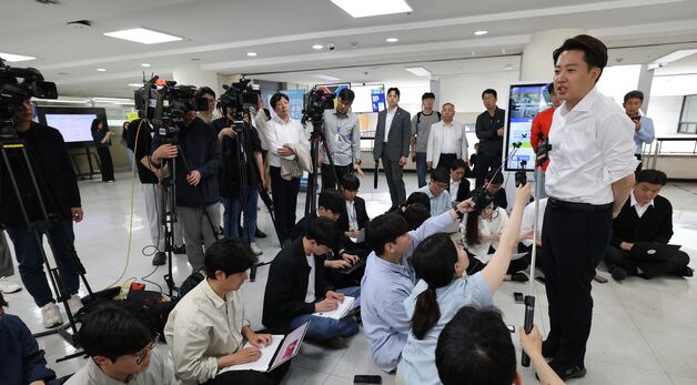 질문에 답하는 이준석 후보