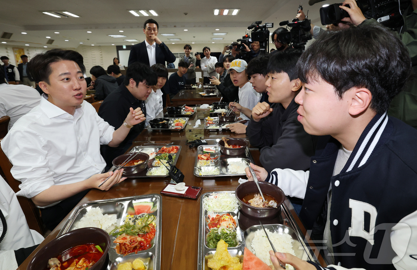 (천안=뉴스1) 김기태 기자 = 이준석 개혁신당 대통령 후보가 16일 충남 단국대학교 천안캠퍼스 학생식당에서 '학식먹자 이준석'을 진행하고 있다. 2025.5.16/뉴스1