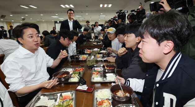 천안 단국대서 '학식먹자 이준석'