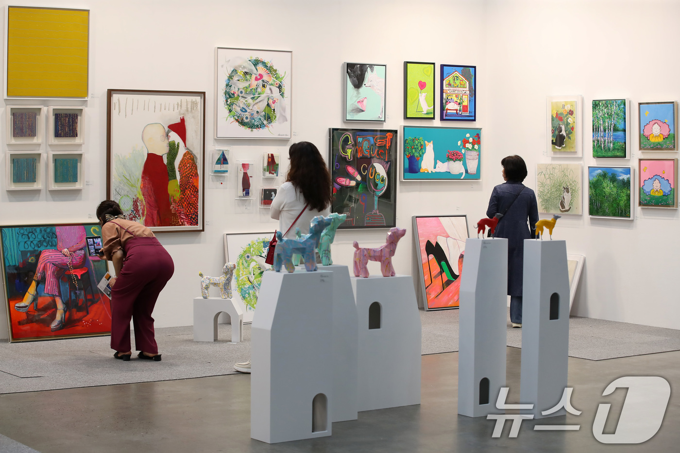 (대구=뉴스1) 공정식 기자 = 16일 대구 북구 엑스코에서 열린 '아트페어 대구 2025'를 찾은 관람객이 작품을 감상하고 있다.오는 18일까지 국내외 110여 개 갤러리가 참여 …