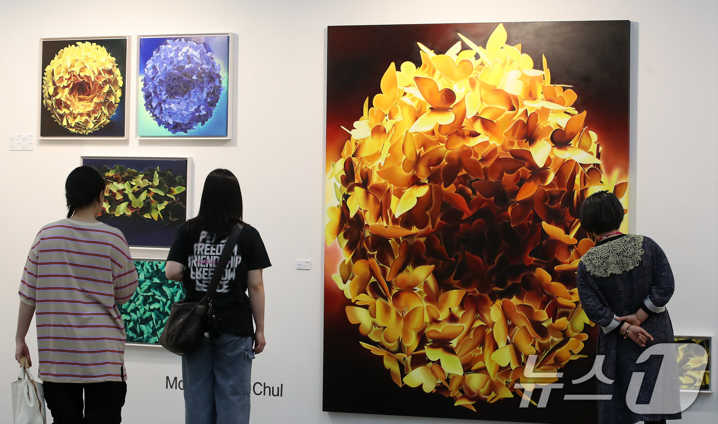 (대구=뉴스1) 공정식 기자 = 16일 대구 북구 엑스코에서 열린 '아트페어 대구 2025'를 찾은 관람객이 작품을 감상하고 있다.오는 18일까지 국내외 110여 개 갤러리가 참여 …