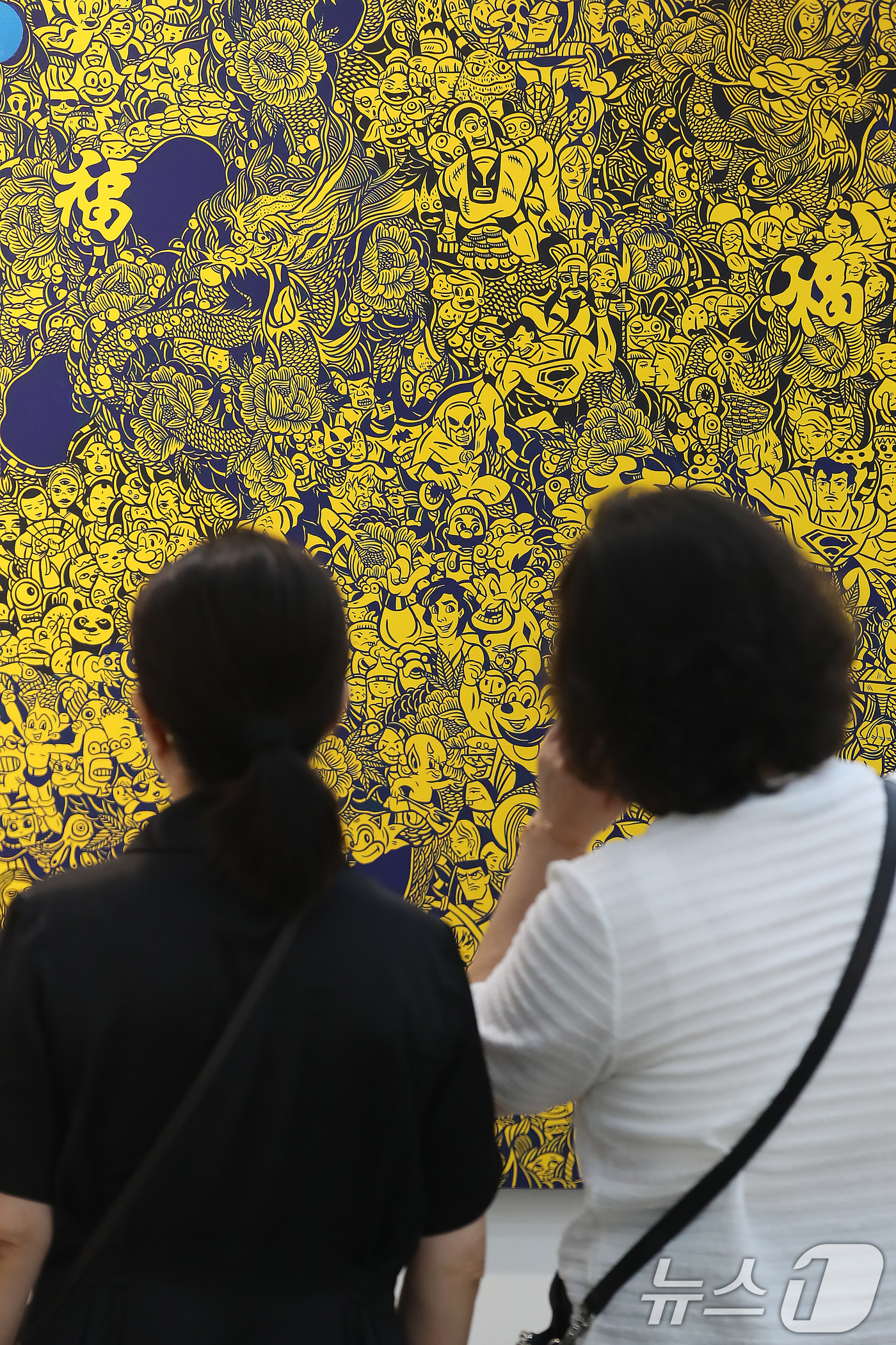 (대구=뉴스1) 공정식 기자 = 16일 대구 북구 엑스코에서 열린 '아트페어 대구 2025'를 찾은 관람객이 작품을 감상하고 있다.오는 18일까지 국내외 110여 개 갤러리가 참여 …