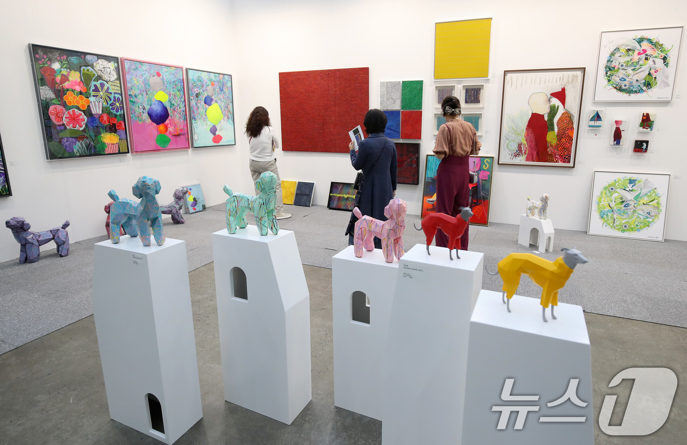 (대구=뉴스1) 공정식 기자 = 16일 대구 북구 엑스코에서 열린 '아트페어 대구 2025'를 찾은 관람객이 작품을 감상하고 있다.오는 18일까지 국내외 110여 개 갤러리가 참여 …