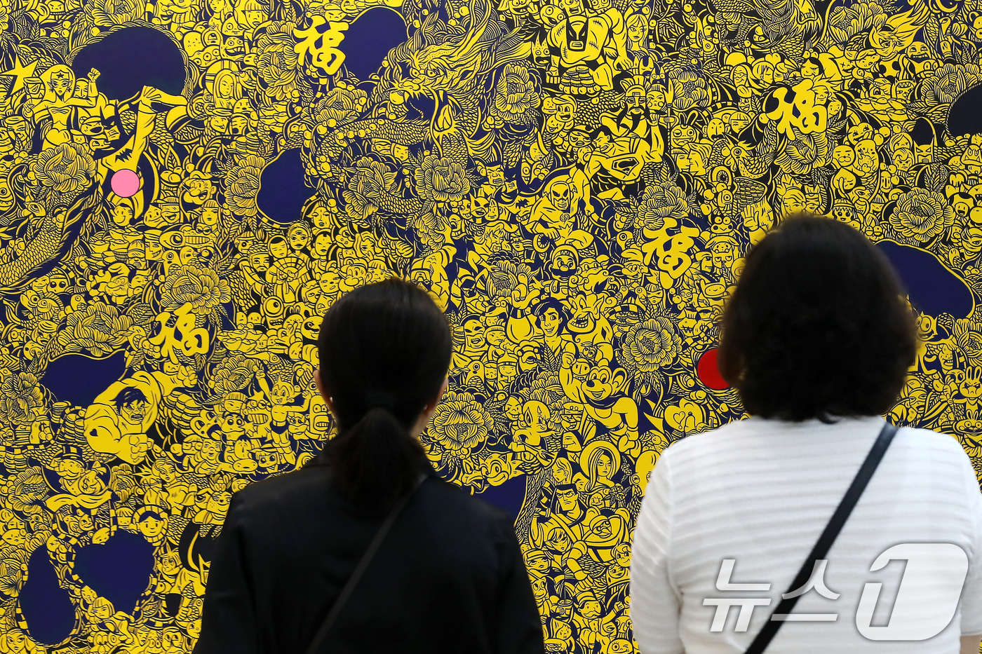 (대구=뉴스1) 공정식 기자 = 16일 대구 북구 엑스코에서 열린 '아트페어 대구 2025'를 찾은 관람객이 작품을 감상하고 있다.오는 18일까지 국내외 110여 개 갤러리가 참여 …