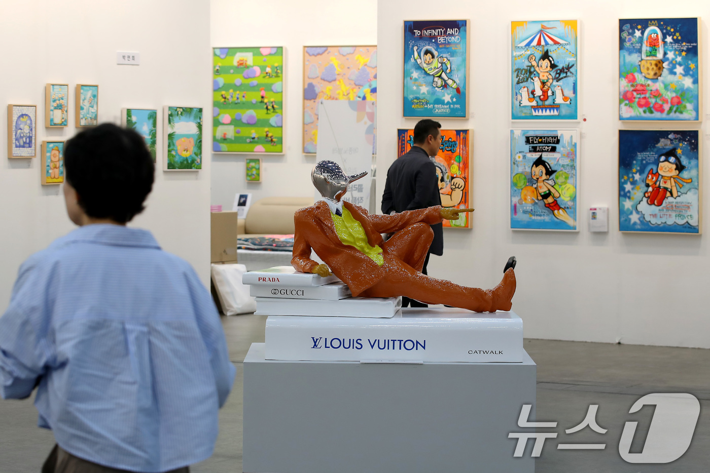 (대구=뉴스1) 공정식 기자 = 16일 대구 북구 엑스코에서 열린 '아트페어 대구 2025'를 찾은 관람객이 작품을 감상하고 있다.오는 18일까지 국내외 110여 개 갤러리가 참여 …