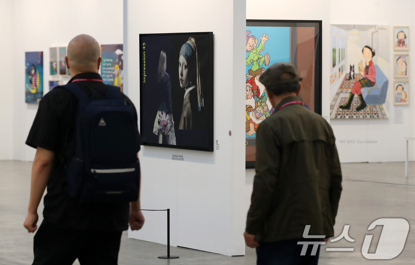 (대구=뉴스1) 공정식 기자 = 16일 대구 북구 엑스코에서 열린 '아트페어 대구 2025'를 찾은 관람객이 작품을 감상하고 있다.오는 18일까지 국내외 110여 개 갤러리가 참여 …