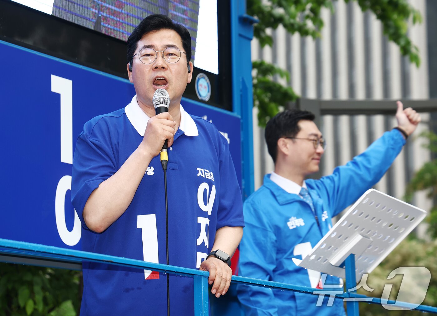 본문 이미지 - 더불어민주당 상임총괄선대위원장을 맡은 박찬대 원내대표가 16일 서울 여의도 우체국 인근에서 이재명 대통령 후보 지원 유세를 하고 있다. 2025.5.16/뉴스1 ⓒ News1 김민지 기자