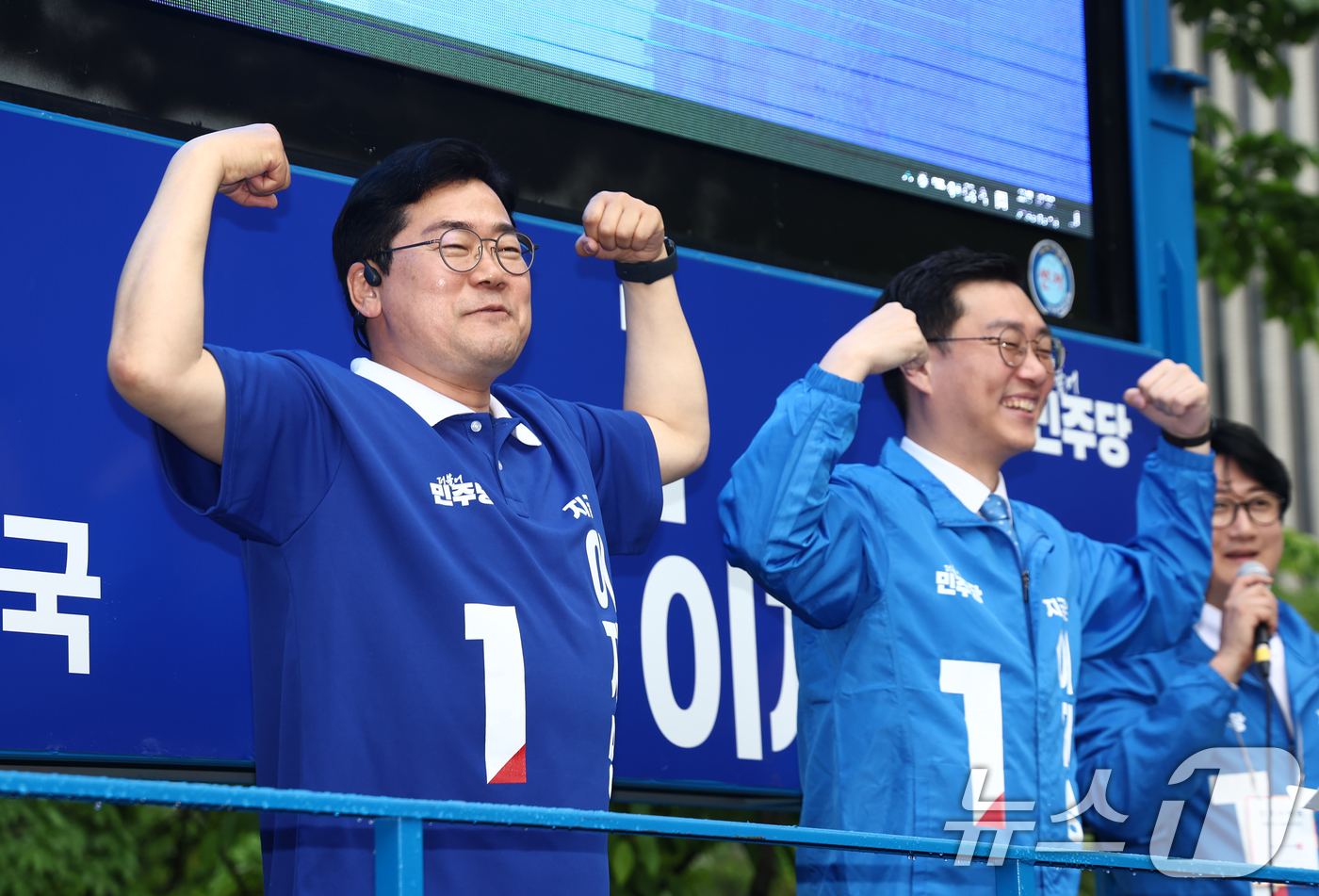 (서울=뉴스1) 김민지 기자 = 더불어민주당 상임총괄선대위원장을 맡은 박찬대 원내대표와 장경태 의원이 16일 서울 여의도 우체국 인근에서 이재명 대통령 후보 지원 유세를 하며 율동 …