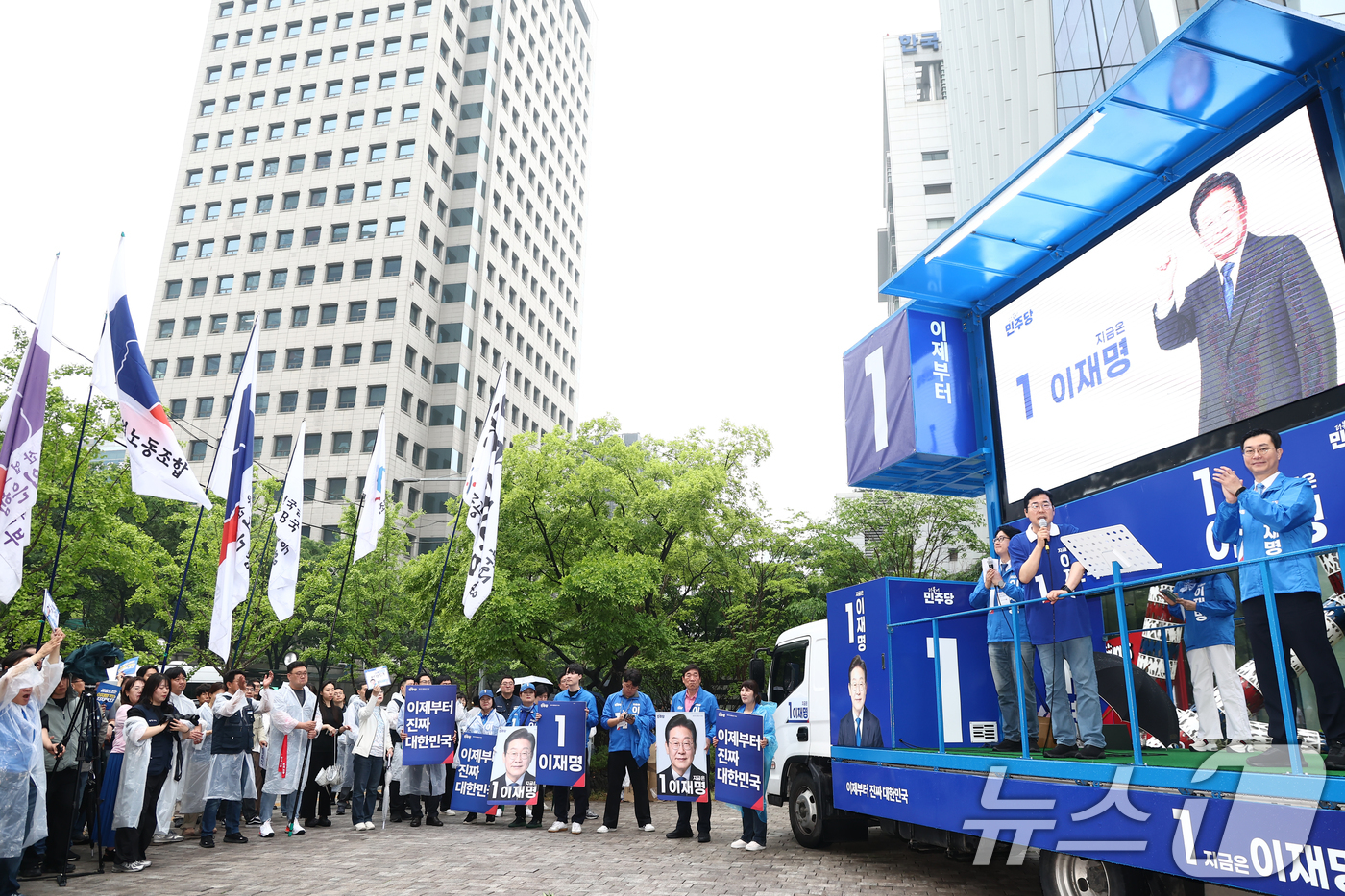 (서울=뉴스1) 김민지 기자 = 더불어민주당 상임총괄선대위원장을 맡은 박찬대 원내대표가 16일 서울 여의도 우체국 인근에서 이재명 대통령 후보 지원 유세를 하고 있다. 2025.5 …