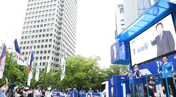 여의도 우체국 인근에서 지원 유세하는 박찬대 원내대표