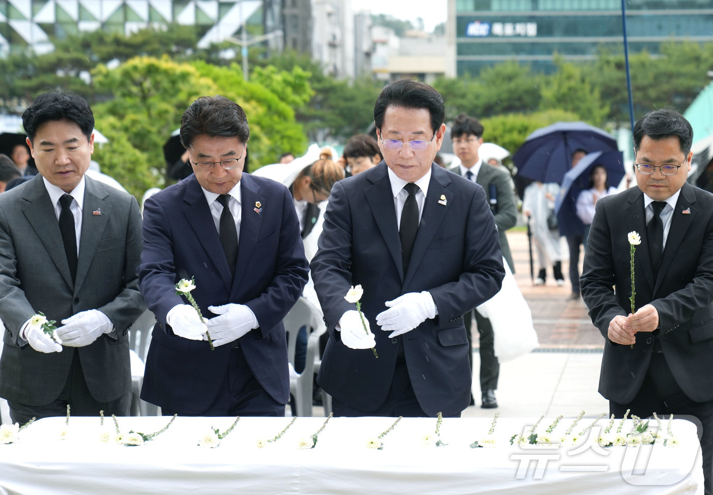 (무안=뉴스1) 전원 기자 = 김영록 전라남도지사가 16일 오전 전남도청 앞 광장에서 ‘아! 오월, 다시 만난 오월’을 주제로 열린 ‘전남 5·18민주화운동 45주년 기념식’에서 …