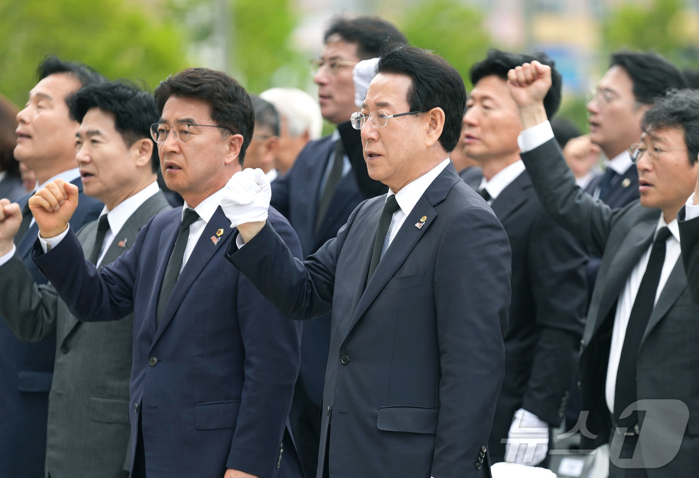 (무안=뉴스1) 전원 기자 = 김영록 전라남도지사가 16일 오전 전남도청 앞 광장에서 ‘아! 오월, 다시 만난 오월’을 주제로 열린 ‘전남 5·18민주화운동 45주년 기념식’에서 …