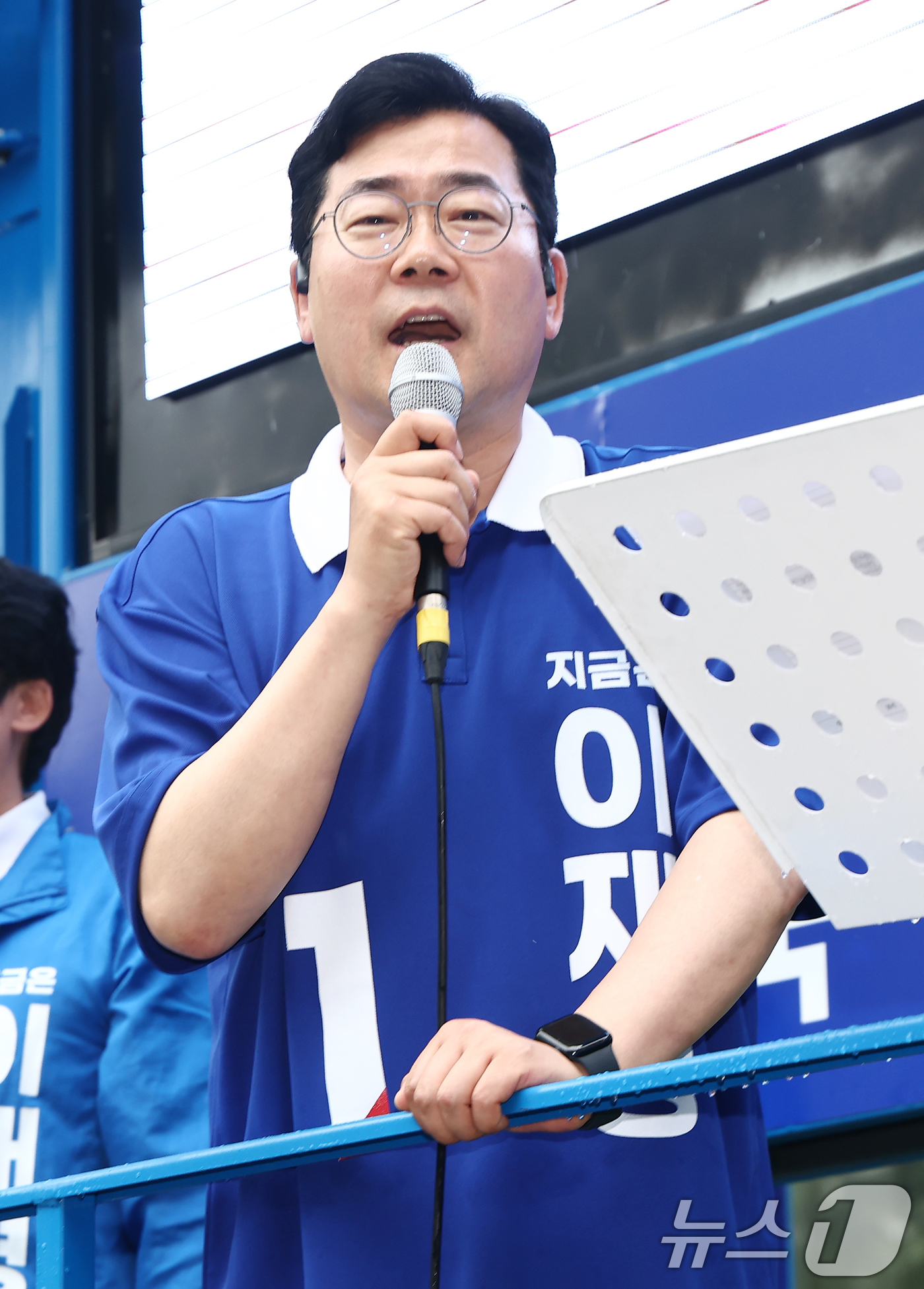 (서울=뉴스1) 김민지 기자 = 박찬대 더불어민주당 상임총괄선대위원장이 16일 서울 여의도 우체국 인근에서 이재명 대통령 후보 지원 유세를 하고 있다. 2025.5.16/뉴스1