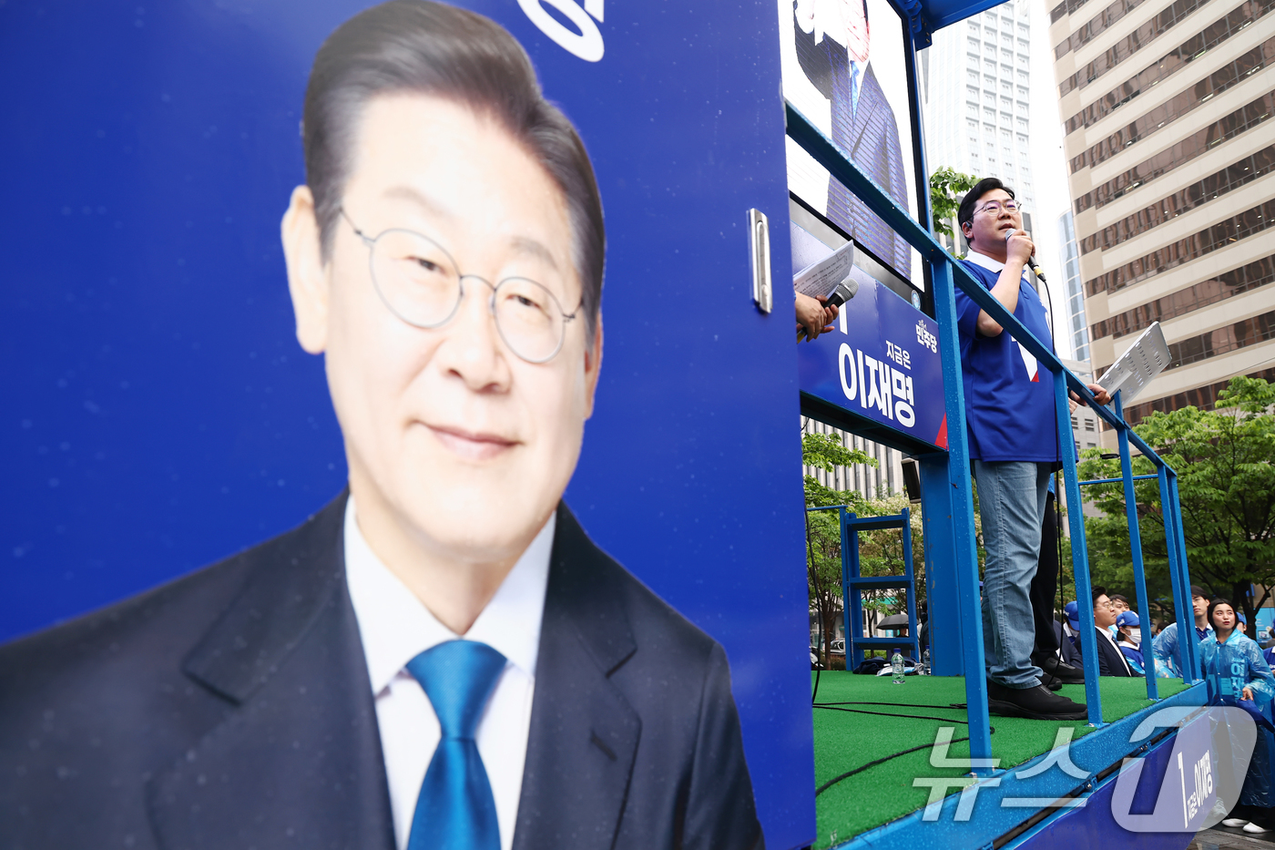 (서울=뉴스1) 김민지 기자 = 더불어민주당 상임총괄선대위원장을 맡은 박찬대 원내대표가 16일 서울 여의도 우체국 인근에서 이재명 대통령 후보 지원 유세를 하고 있다. 2025.5 …