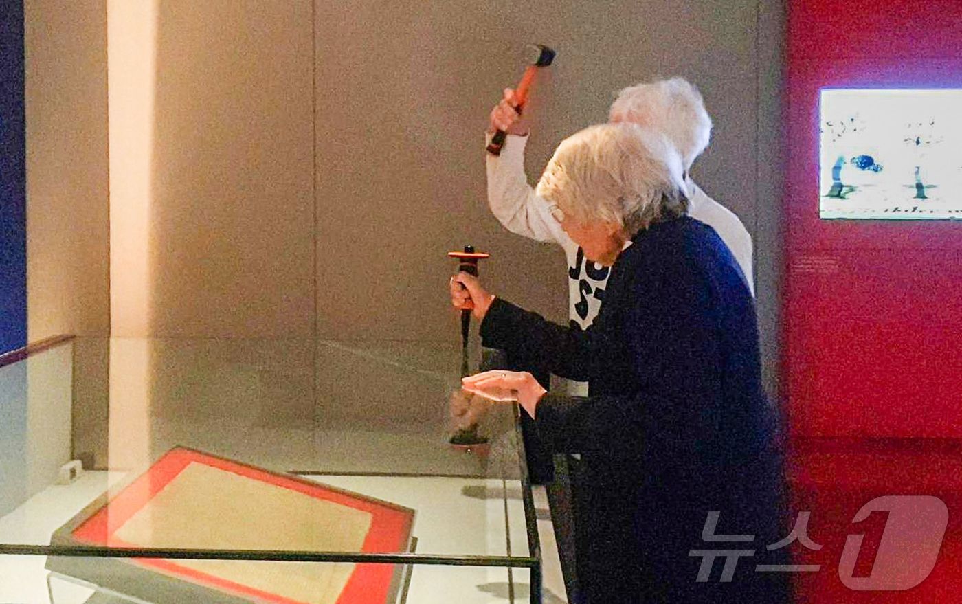 (런던 AFP=뉴스1) = '저스트 스톱 오일'이라는 환경단체 소속 활동가들이 2024년 5월10일 런던 영국도서관 보물 전시실에서 망치와 끌을 사용하여 마그나 카르타(대헌장) 사 …