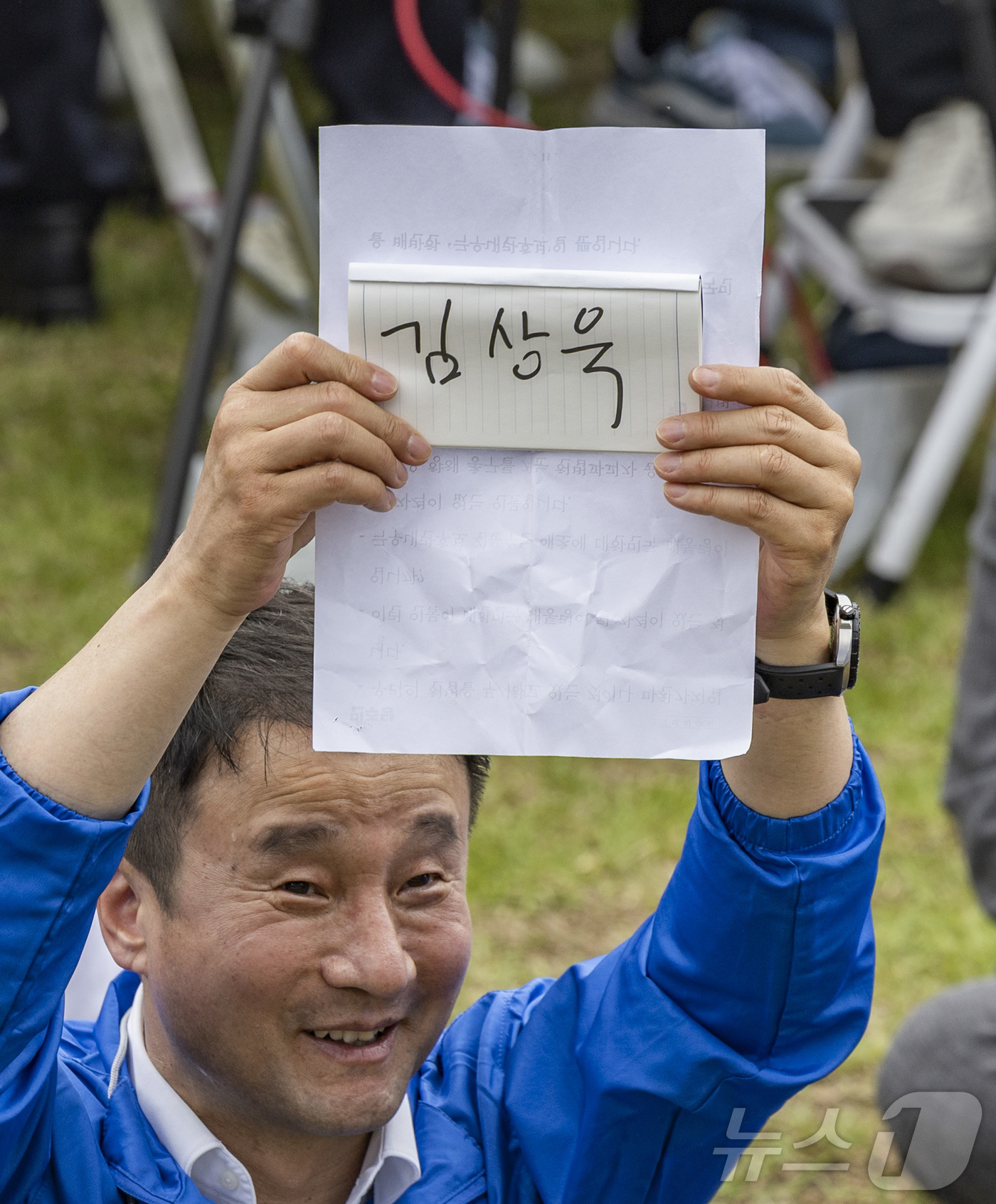 (익산=뉴스1) 이재명 기자 = 한병도 더불어민주당 의원이 16일 오전 전북 익산시 익산역 동부광장에서 열린 이재명 후보의 유세 현장에서 무소속 김상욱 의원의 이름이 적힌 종이를 …