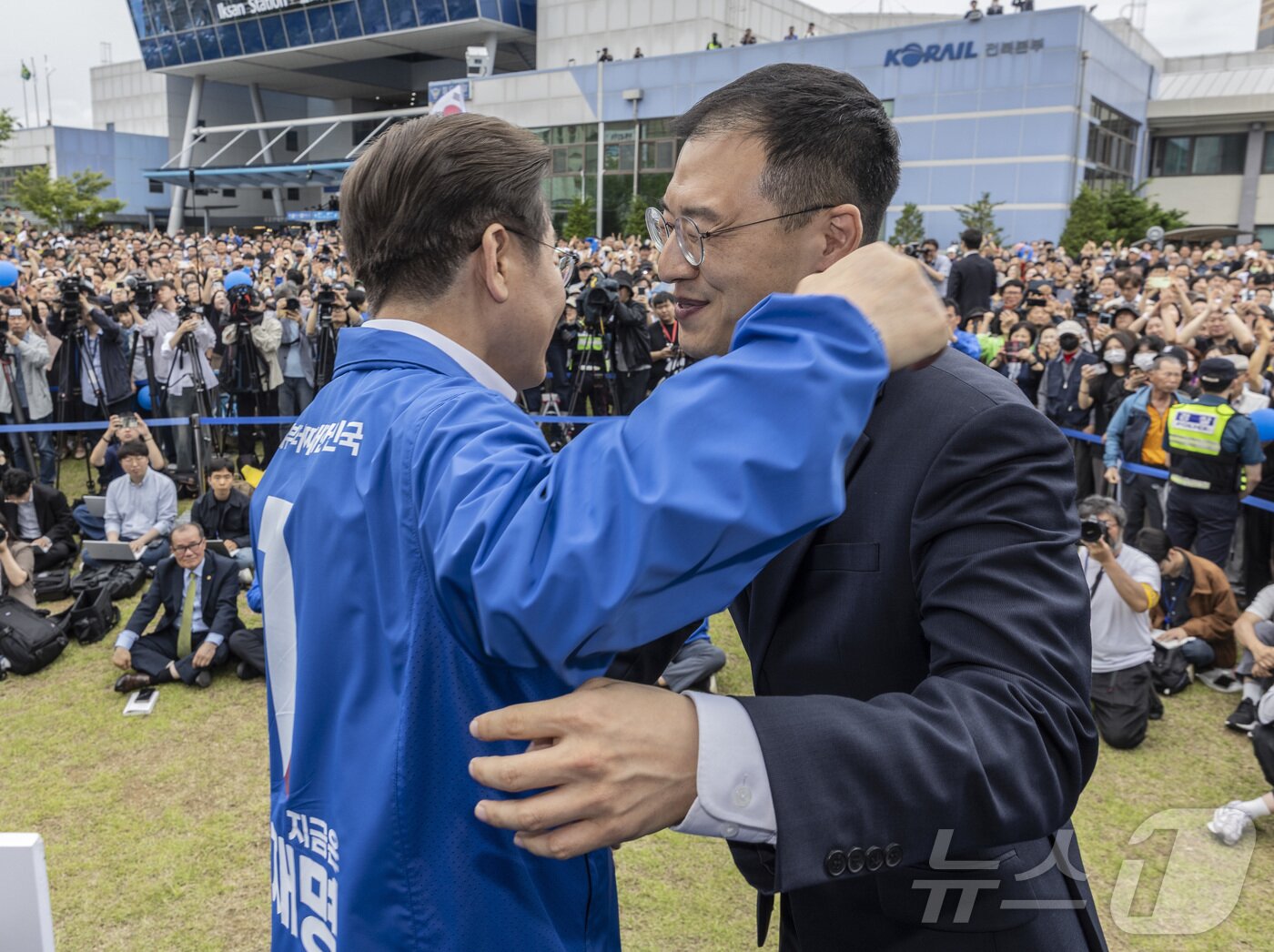 본문 이미지 - 이재명 더불어민주당 대통령 후보가 16일 오전 전북 익산시 익산역 동부광장에서 무소속 김상욱 의원을 만나고 있다. &#40;공동취재&#41; 2025.5.16/뉴스1 ⓒ News1 이재명 기자