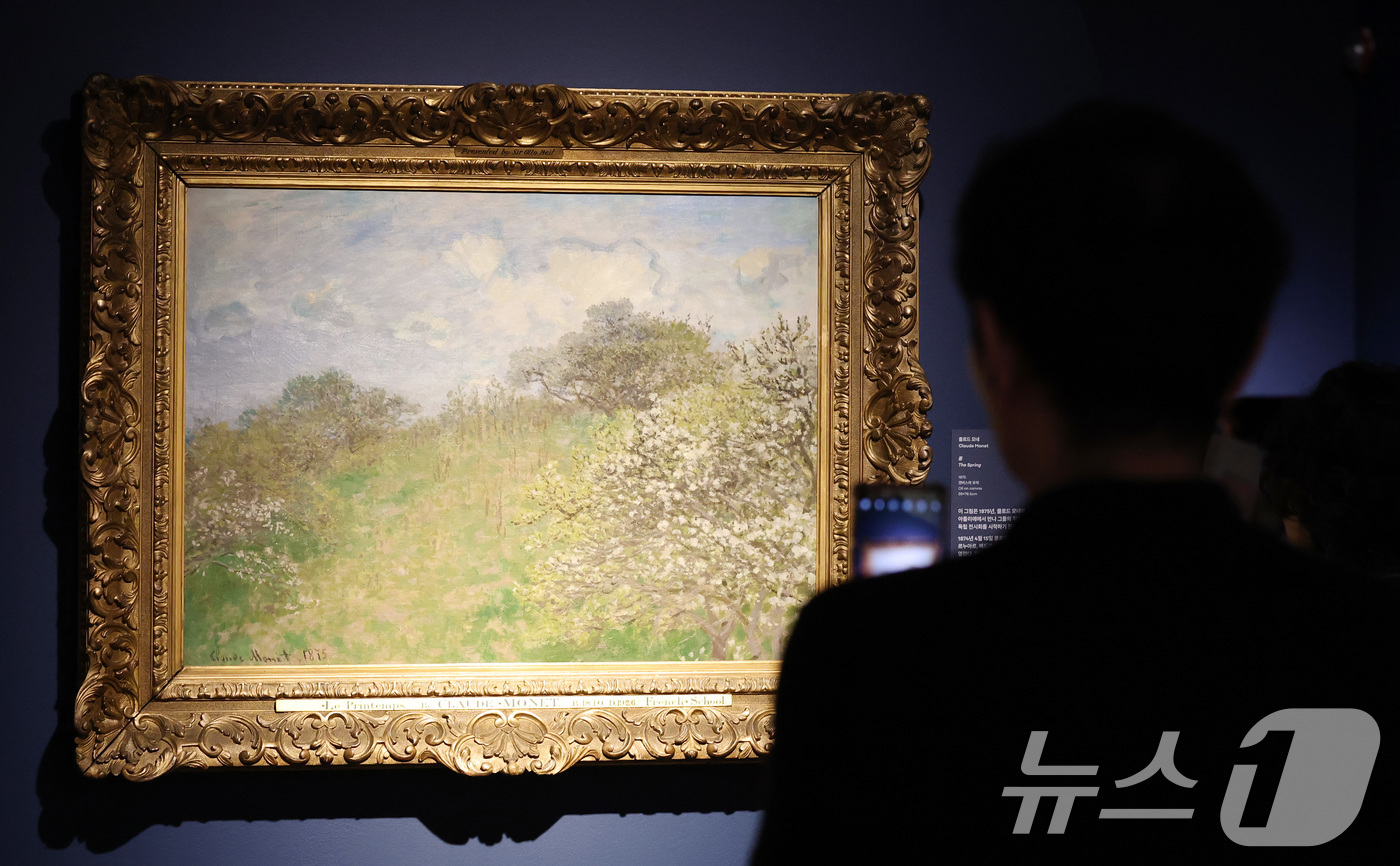 (서울=뉴스1) 임세영 기자 = 16일 서울 종로구 세종문화회관 세종미술관에서 열린 '모네에서 앤디워홀까지' 전시회에서 관람객들이 명화를 관람하고 있다.오늘부터 8월 31일까지 열 …